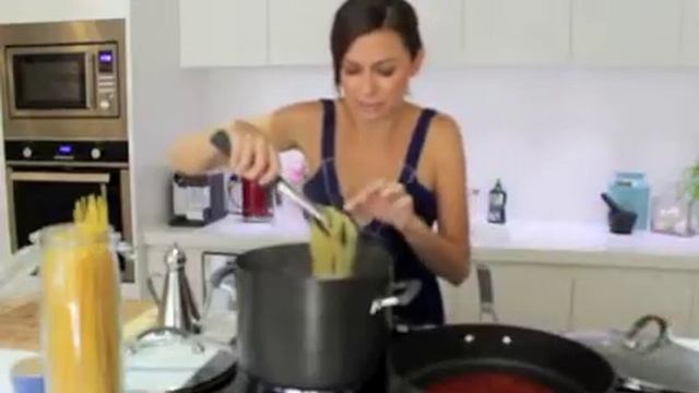 Bella Jakubiak cooks pasta смотреть онлайн