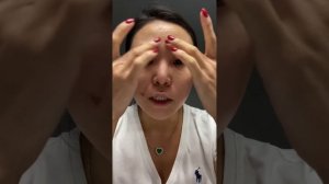 Прежде, чем наносить тканевую маску, нужно обязательно очистить лицо