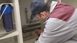 Как отключить кран на кухне от мойки своими руками - снято на видео