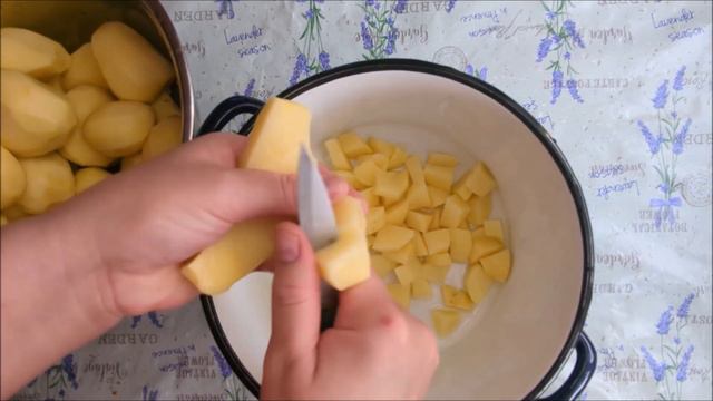 Cooking stewed potatoes with chicken in sauce\Готовим тушеный картофель с курицей в сметанном соусе смотреть онлайн