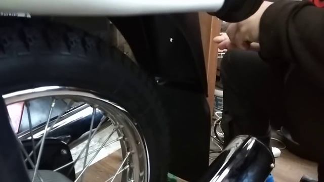 Установка брызговика на мотоцикл марки Ява 350/638/1/03 от Алехандро. смотреть онлайн