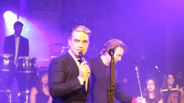 Robbie Williams and Ewan McGregor singing Angels at the Unicef Halloween Ball смотреть онлайн