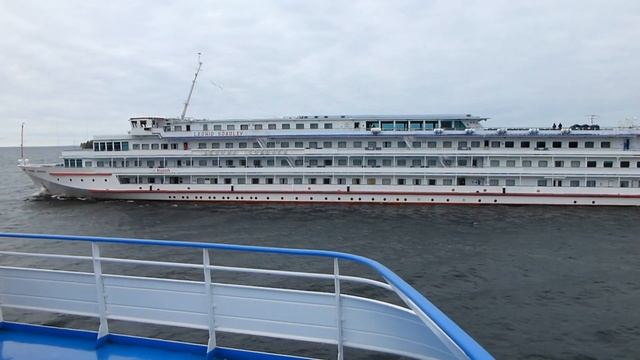 Теплоход. Лев Толстой и Леонид Соболев. Онега .28.09.16 год. смотреть онлайн