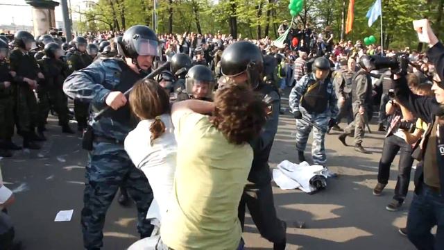 Болотная 6 мая 2012 - Столкновения с омоном (2) смотреть онлайн