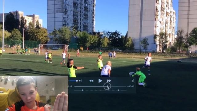Юный вратарь делится опытом. Выходы при прострелах (Young goalkeeper to share experiences) смотреть онлайн