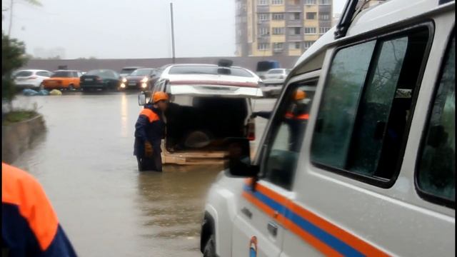 Спасение водителя утонувшего в Сочи автомбиля смотреть онлайн