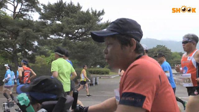 Father Hikes Mountains & Runs Marathons While Carrying His 50kg (110lbs) Son in His Back смотреть онлайн