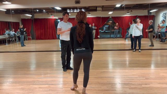 Continuous molinete with a sacada. George and Jairelbhi's level 2 Class at Studio22. смотреть онлайн
