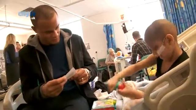 INSIDE CITY 16 Balotelli, Hart, Kompany, Richards Xmas kids' hospital visit H смотреть онлайн
