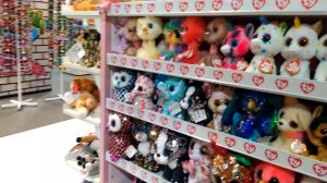 детский мир/children's World.  Маша выбирает игрушки.