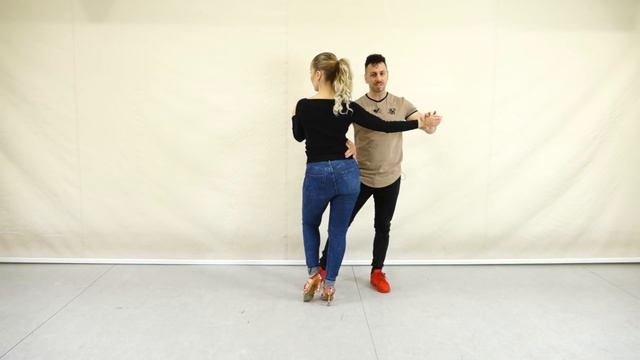 15. Figura Intermedia de BACHATA #1 | Como bailar bachata | Aprende a bailar con Alfonso y Mónica смотреть онлайн