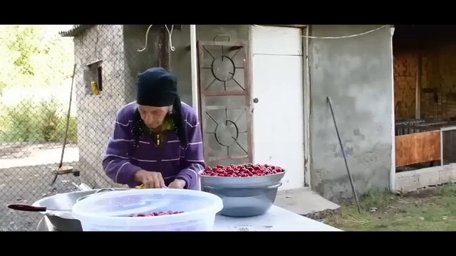 Grandma Makes Delicious Desserts! - Cooking In The Wilderness