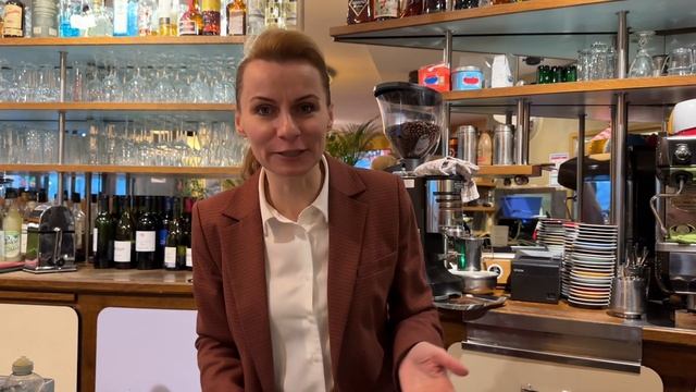 Я рылась в мусорных контейнерах.Наш ресторан в Париже. смотреть онлайн