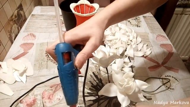 Мастер-класс декор светильника ( цветы и зелень из обрезков изолона). смотреть онлайн