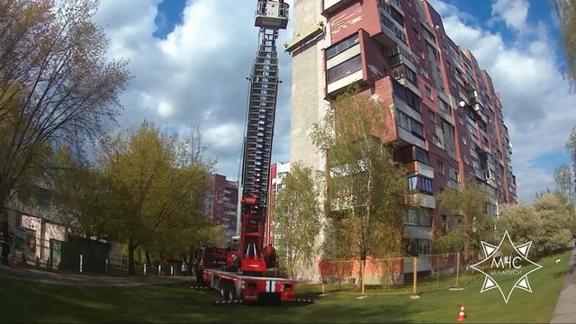 В Бресте работники МЧС спасли двух мужчин, находившихся в сломавшейся строительной люльке смотреть онлайн