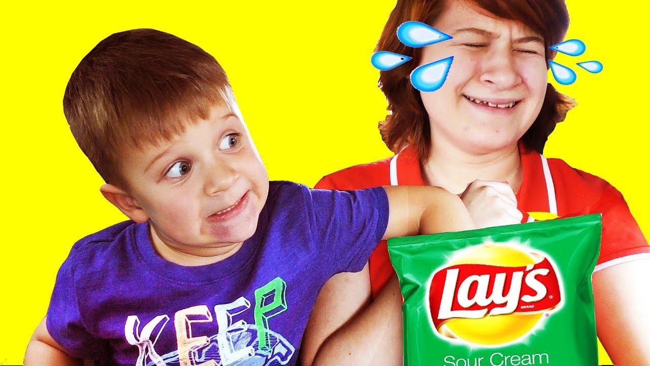 Bad babies fight! Bad kid steals chips to crying baby - Johny Johny yes papa song & learn colors смотреть онлайн