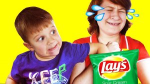 Bad babies fight! Bad kid steals chips to crying baby - Johny Johny yes papa song & learn colors