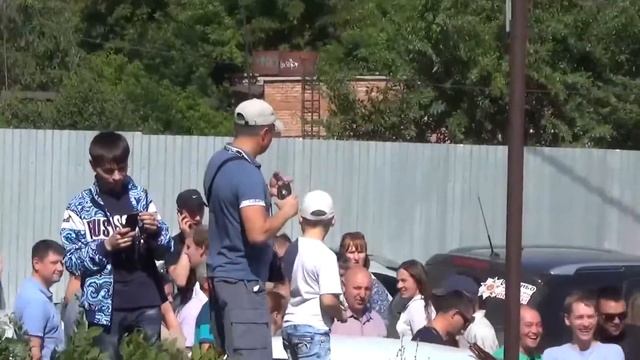 Богатенький сосед пригласил на Улеши много гостей смотреть онлайн