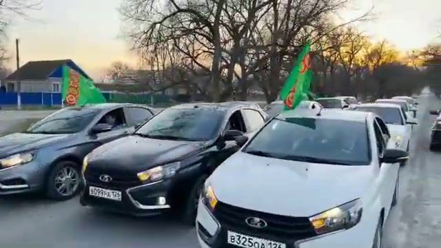 Свадебный кортеж туркмен Северного Кавказа, по обычаю в сопровождении всадников.идео: Дмитрий Юрьев смотреть онлайн