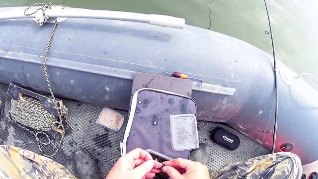 Рыбалка с лодки на заливах//Пошла жара//Поклёвки не дают передохнуть смотреть онлайн