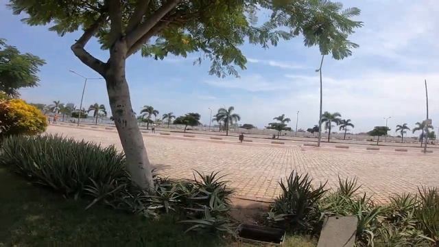 A walk through in Luanda, Angola. смотреть онлайн