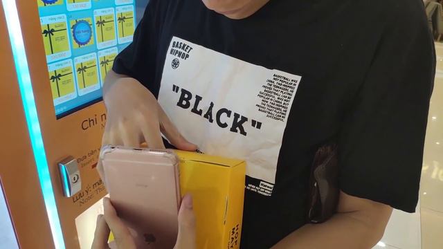 100k trúng iPhone ở Lucky Box Hộp quà may mắn TikTok Royal City ??? Cái kết rơi miếng gà KFC смотреть онлайн