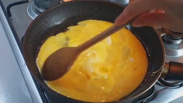 Как вкусно и быстро пожарить яйца / Так едят в селе / Вкуснее не бывает / Завтрак за 2 минуты смотреть онлайн