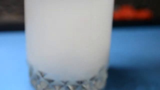 Что живет внутри клубники? Клубника в соли. Проверка лайфхака смотреть онлайн