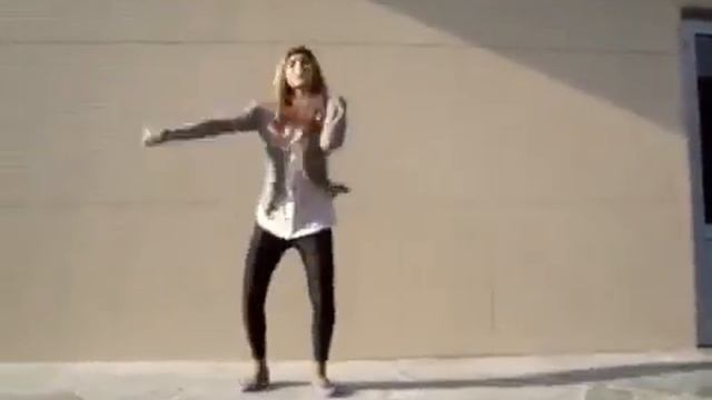 Девушка очень круто танцует тектоник!