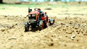 Трактор пашет и поливает огород