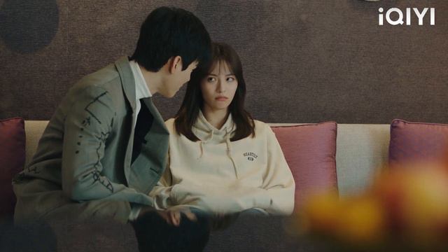 ซีอีโอเข้าไปในห้องและกดซินเดอเรลล่าลงใต้เขาโดยตรงและจูบเธอ! смотреть онлайн