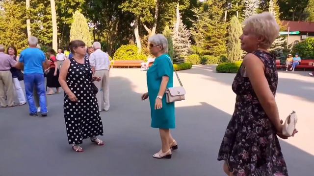 ЗАЦЕЛУЙ МЕНЯ! СЧАСТЛИВЫЕ МОМЕНТЫ ИЗ ПАРКА ГОРЬКОГО ХАРЬКОВ смотреть онлайн