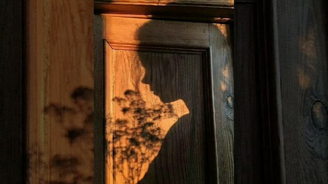 СПИТ ЗА ОКНАМИ ЗАРЯ...- романтическая авторская песня