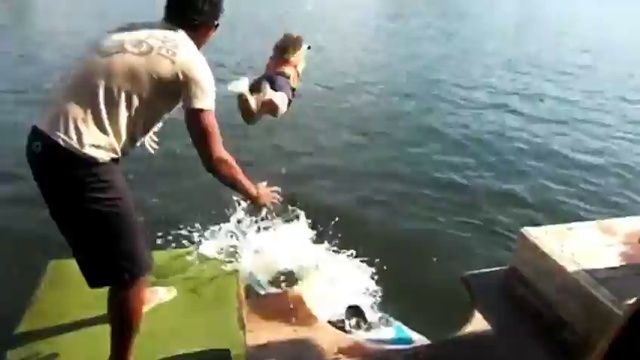 Блондинка катается на водных лыжах смотреть онлайн