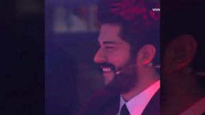 Фахрие Эвджен -поет песню