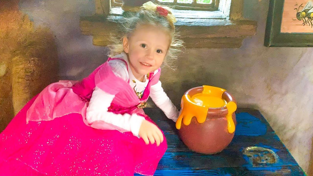 Настя, папа и мама в парке аттракционов смотреть онлайн