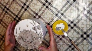 Декупаж круглой коробки с помощью салфетки и трафарета