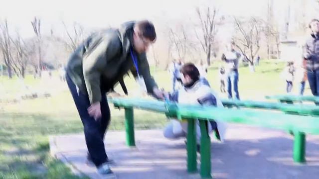 ГІ "Коло Турботи" та жителі району прибирають парк "Орлятко" смотреть онлайн