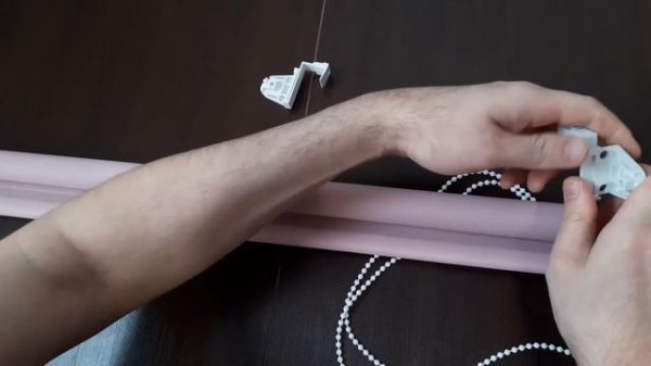 Как собрать и установить на окно рулонную штору