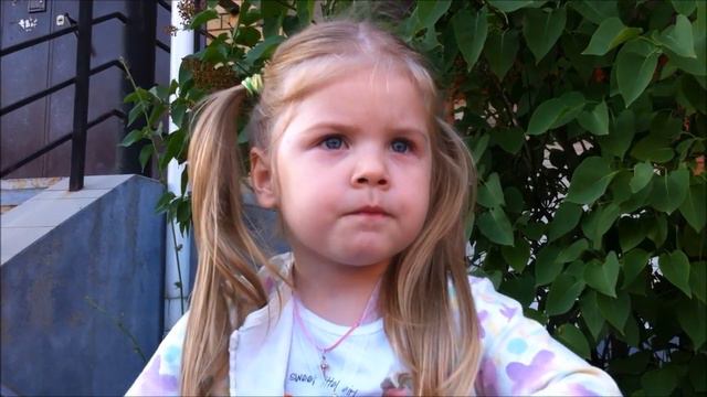 Маленькая болельщица расстроена что наши проиграли Словакии. Предсказание счета на следующий матч.