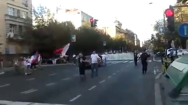 Гимн России перед американским посольством в Белграде(Сербия) смотреть онлайн