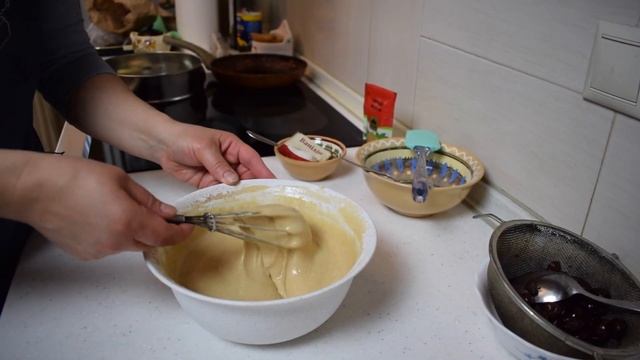 Пирог на кефире с вишней / ОЧЕНЬ ВКУСНО смотреть онлайн