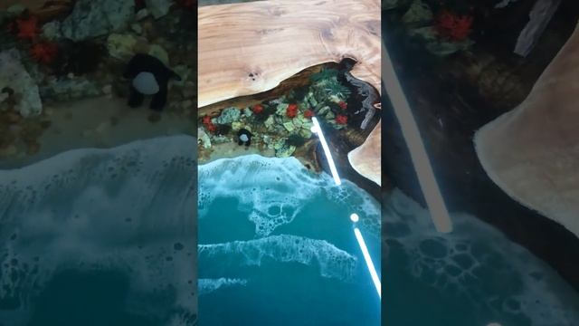 Стол из каповой ивы с диорамой моря с нарисованными волнами и фигурками залитыми эпоксидной смолой. смотреть онлайн