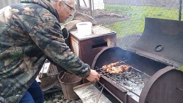 Вкусный ужин в деревне ! Жарю мясо на огне или Шашлык на скорую руку Мукбанг - за обеденным столом смотреть онлайн