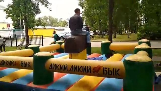 Деду 80 лет а он оседлал быка смотреть онлайн