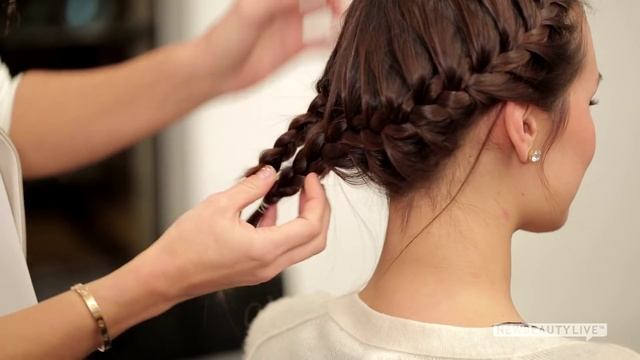 The Perfect Halo Braid for Short Hair | NewBeauty Tips and Tutorials смотреть онлайн