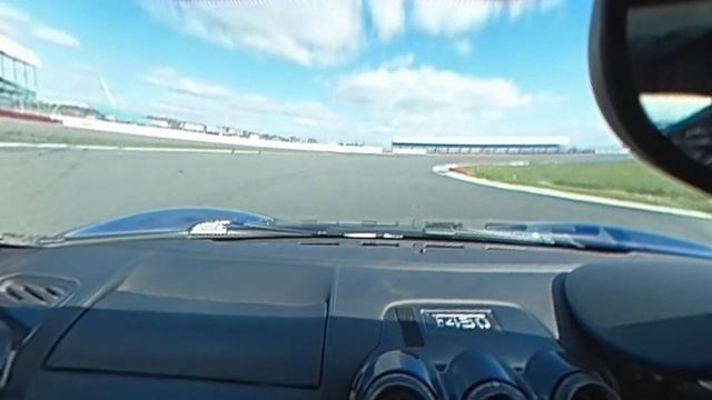 Silverstone Head to Head Experience: Aston Martin V8 Vantage v Ferrari F430 смотреть онлайн