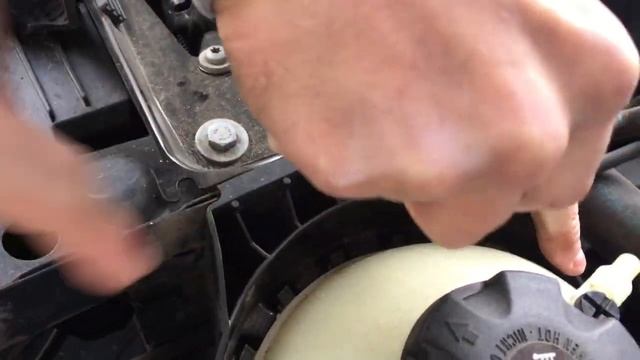 Ошибка: недостаточно ОЖ двигателя, снятие бачка ОЖ BMW F30 смотреть онлайн