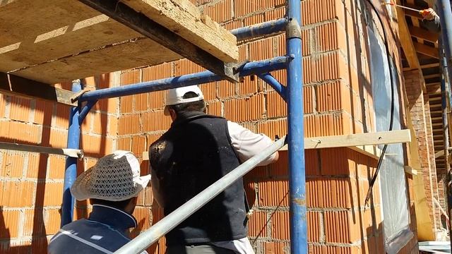 Установка временного стартового бруска перед приклейкой утеплителя на фасад дома смотреть онлайн