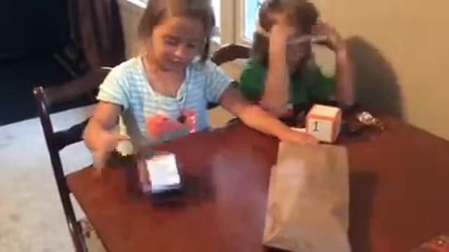 Toupal Twins candy bar challenge смотреть онлайн